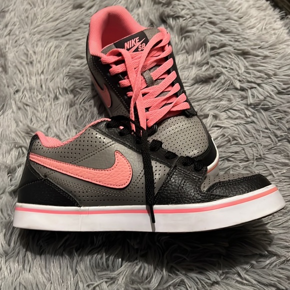 Gently used Nike SB women’s 6.5 shoe comes with black and pink laces - Picture 2 of 4